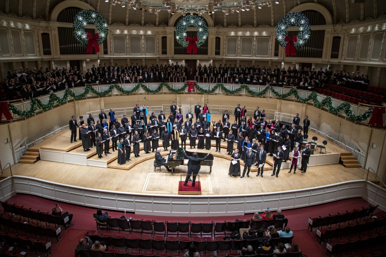 The <a href='http://ydo.hwanfei.com'>bv伟德ios下载</a> Choir performs in the Chicago Symphony Hall.